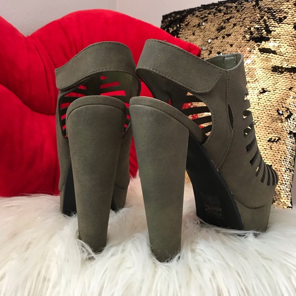 Platform Heels - Picture 2 of 3